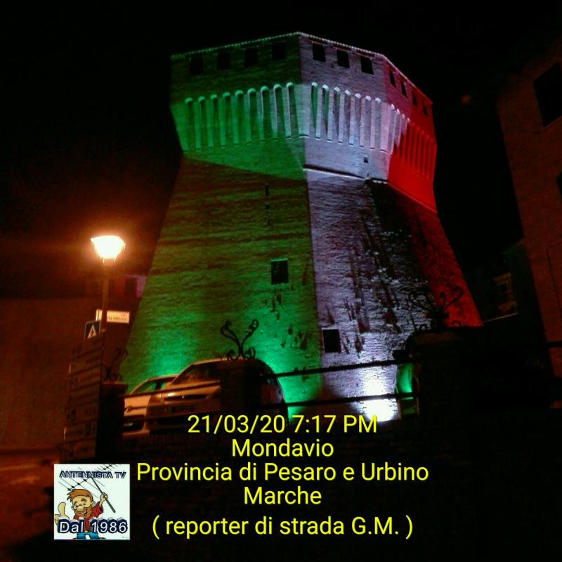 La rocca illuminata con la bandiera italiana