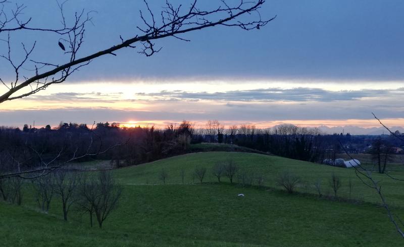 Tramonto durante una passeggiata nei campi