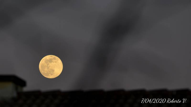 La luna sale sui tetti