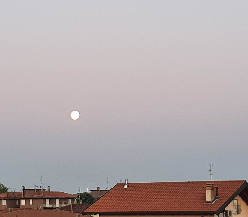 .... mattino ancora lei la luna visibile ai nostri occhi
