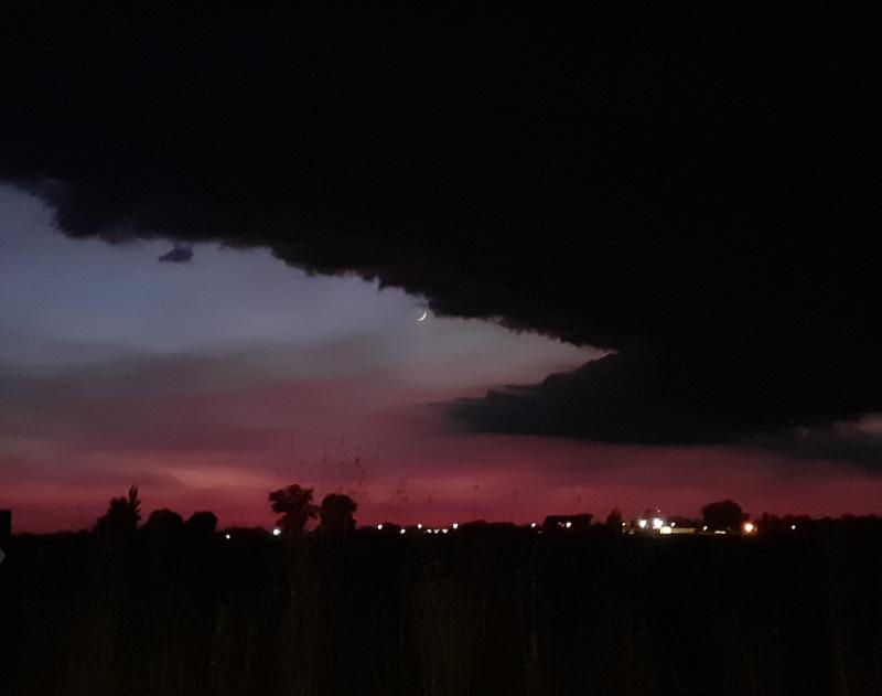 Tramonto con luna nuvole