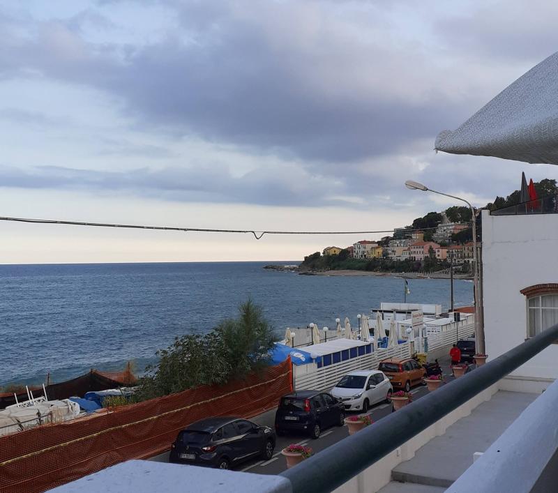 Bussana mare al tramonto