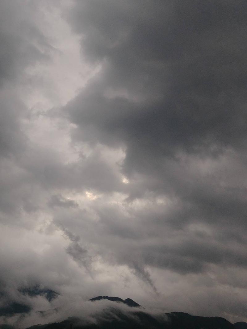 Nuvoloni grigi.