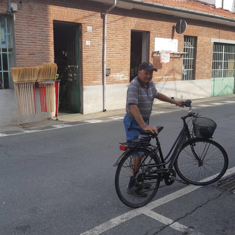 Pensionato in giro per Moretta