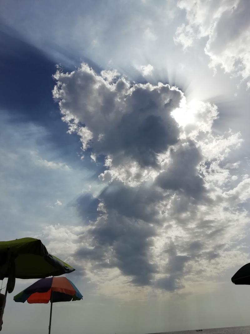 Le nuvole oscurano il sole