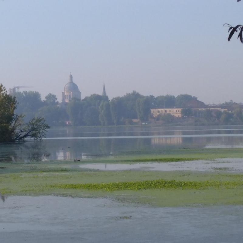 Mantova vista dalla ciclopedonale sul lago di mezzo