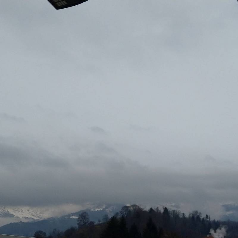 Cielo grigio montagne coperte neve all'orizzonte