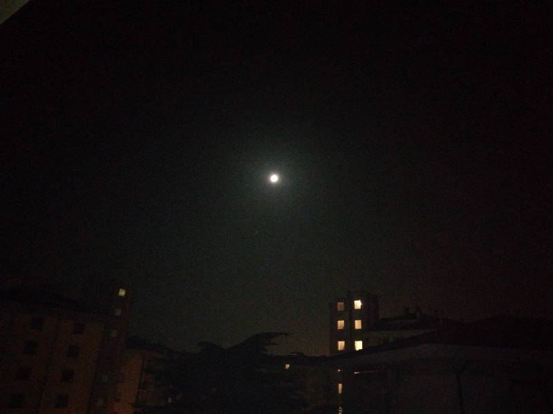 Luna gibbosa crescente. fotosegnalazione di golosine verona
