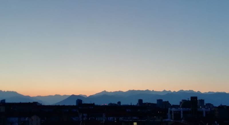 Profilo dei monti al tramonto