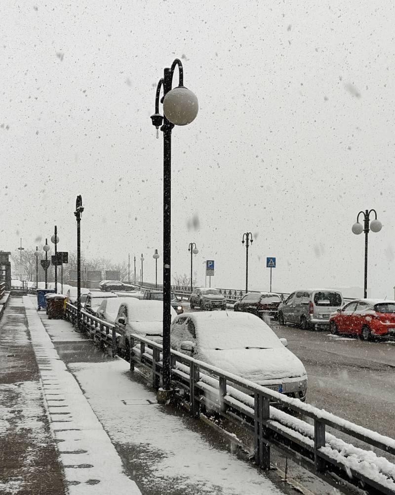 Nevicata in corso in via nazario sauro