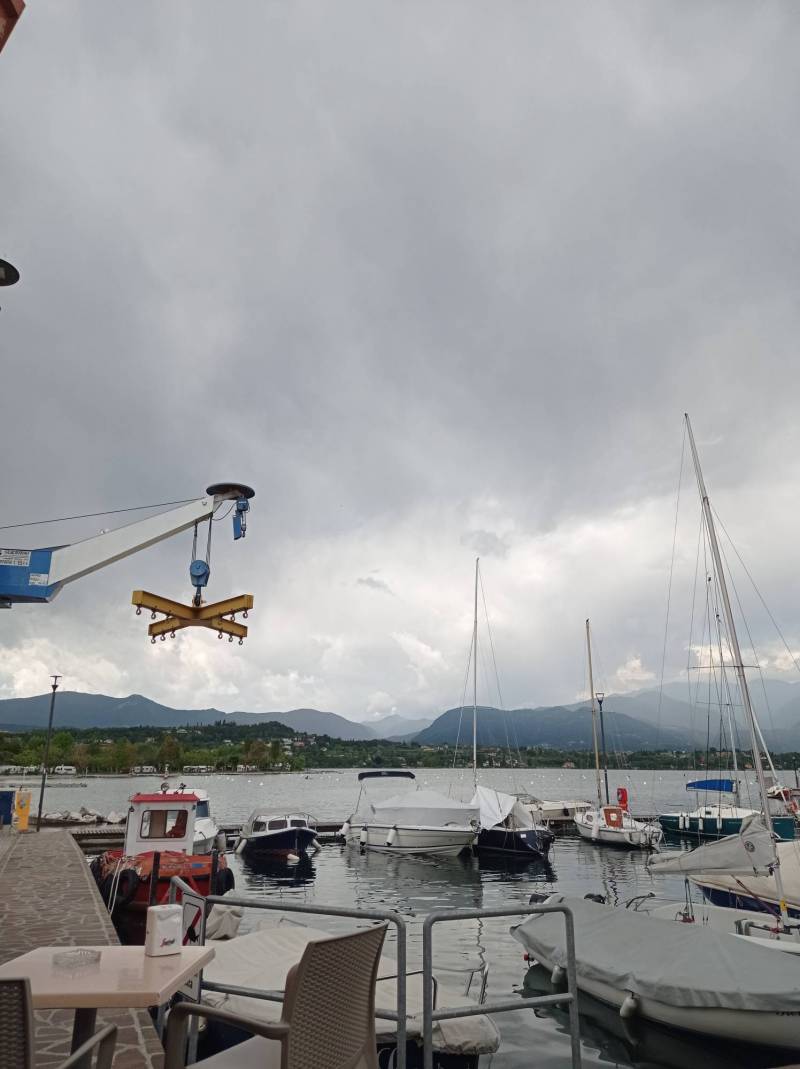 Cielo molto grigio pioviggina. possibile peggioramento
