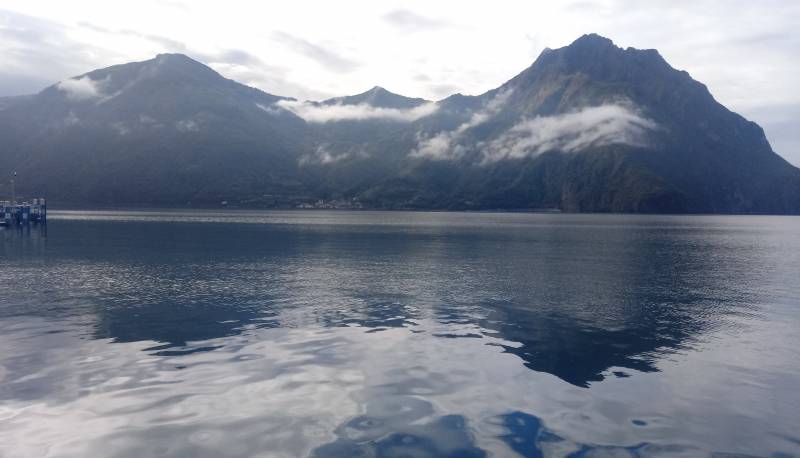 Nuvole basse sul lago d iseo