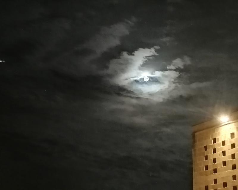 Luna piena con nuvole strane