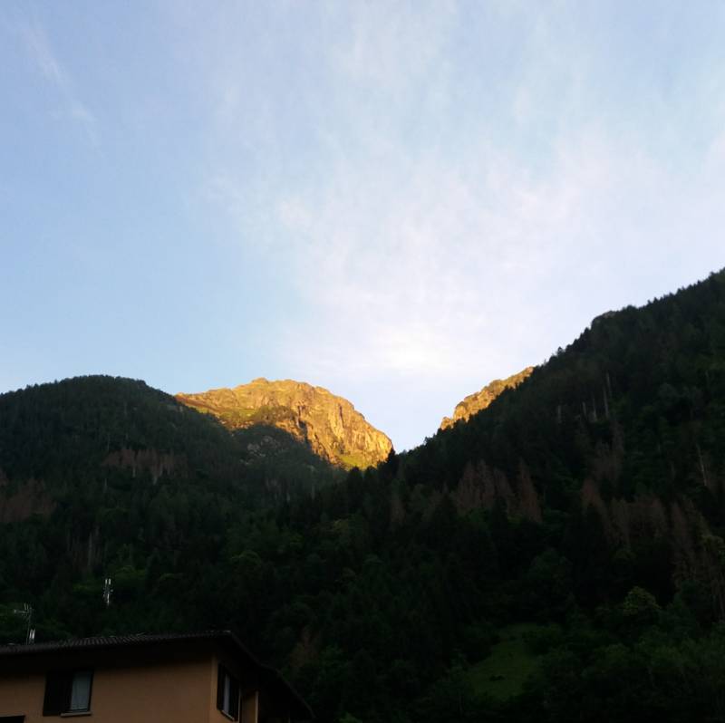 Ore 21 sole sulla cima dei monti