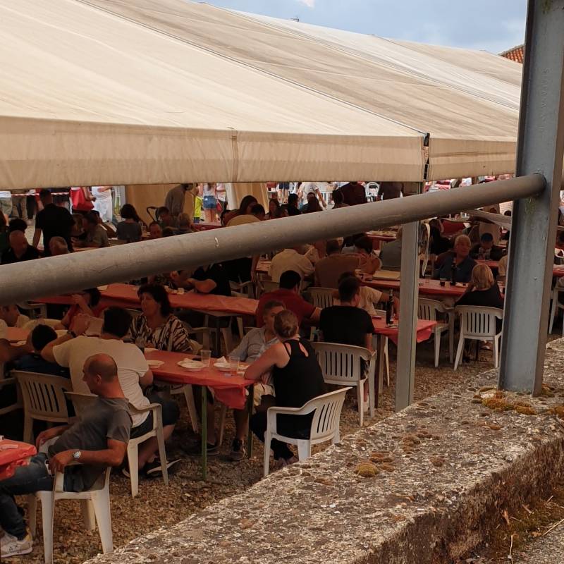 Festa dello stufato d'asino e agnolotti.