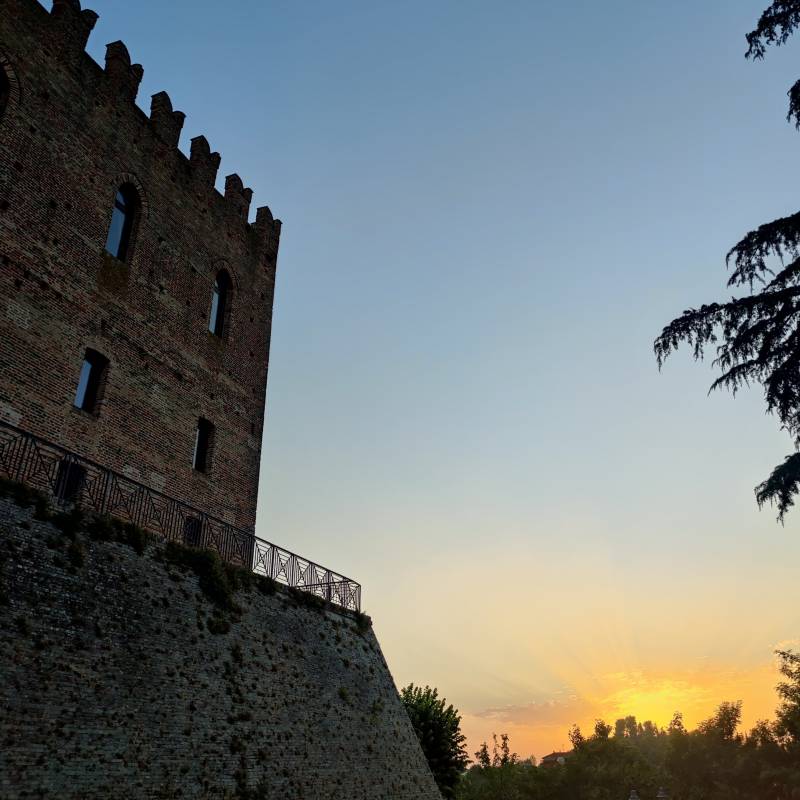Sulla via del tramonto fuori dalle mura