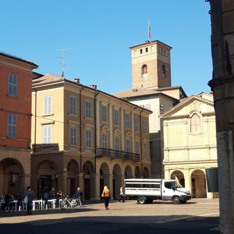 La torre civica con la nuova bandiera