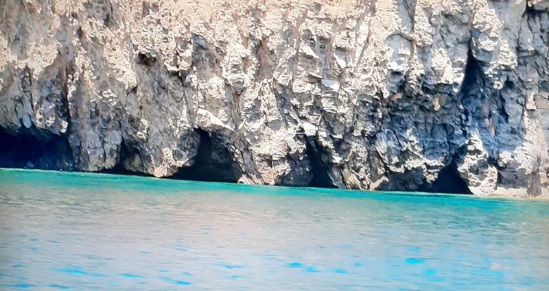 Aspra costa con molteplici grotte calcaree