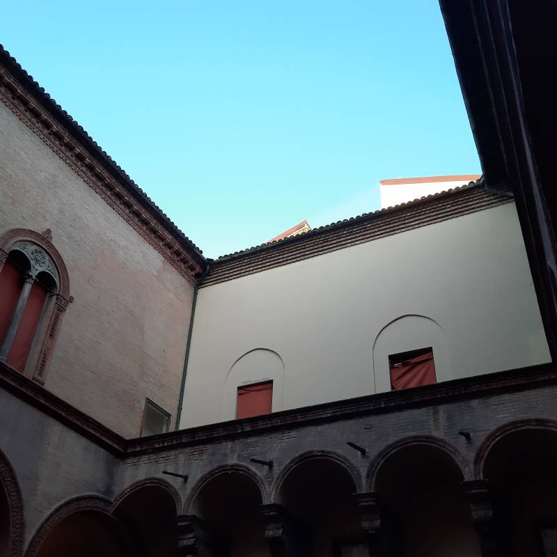 Interno del cortile del museo medievale di Bologna