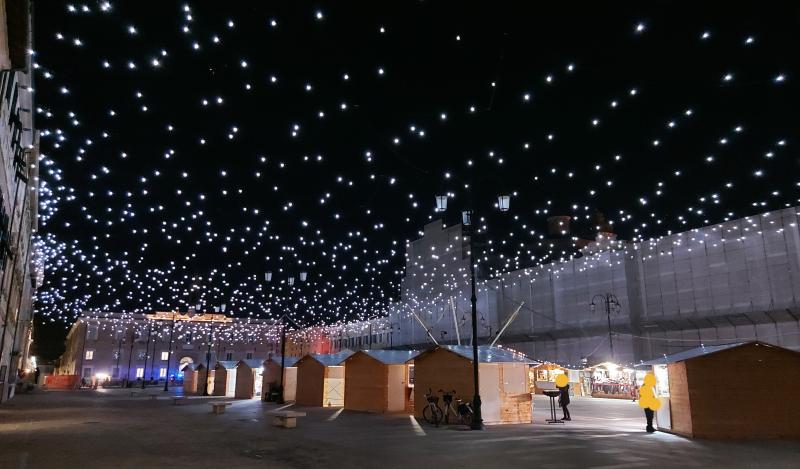 Mercatini sotto un cielo stellato in piazza garibaldi