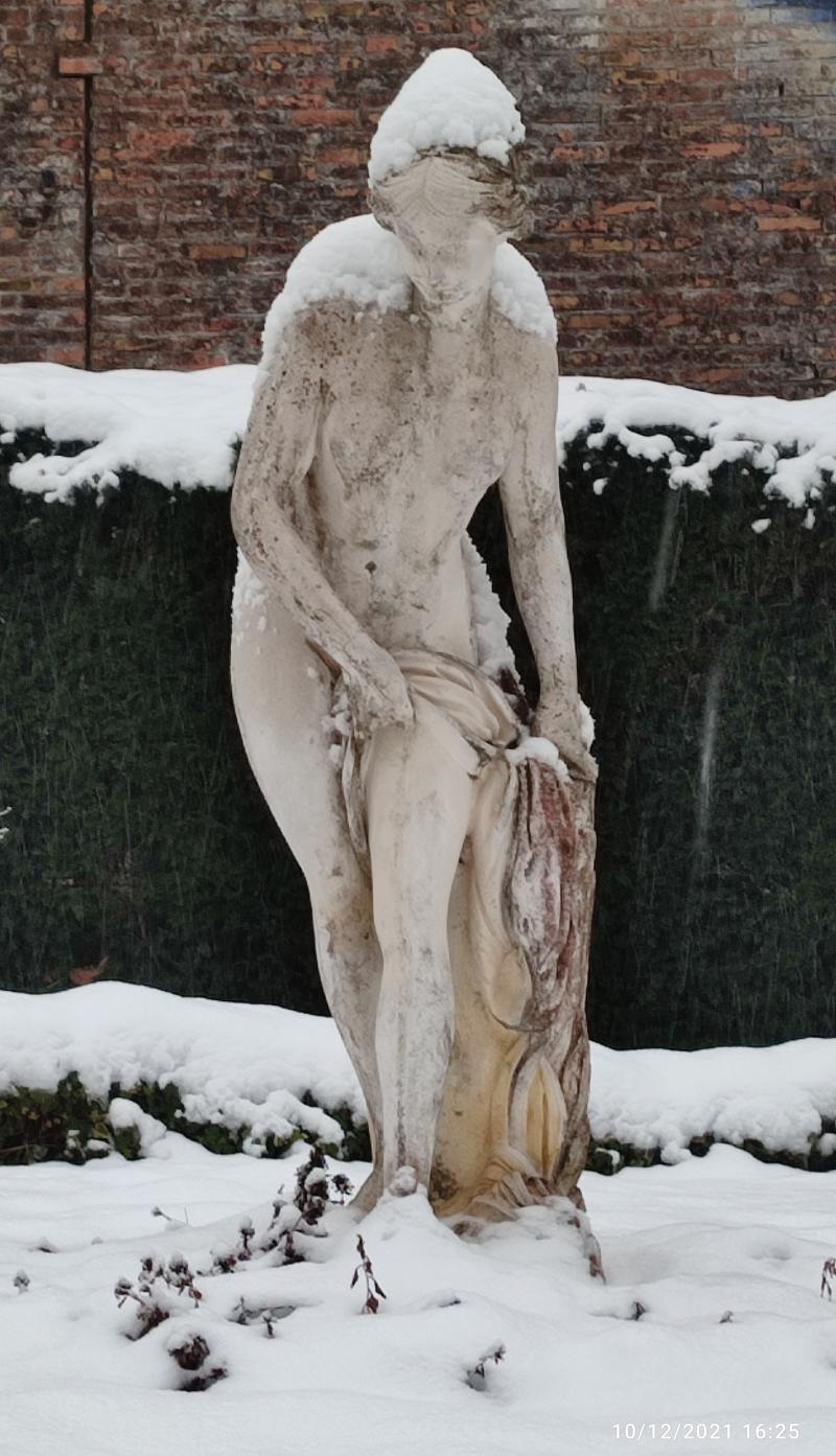 Donna sotto la neve