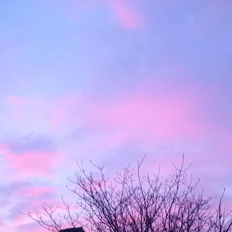 Molto nuvoloso bellissima alba