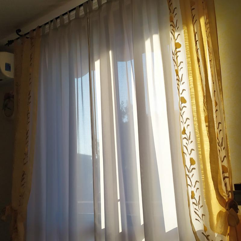 Il sole dietro le tende