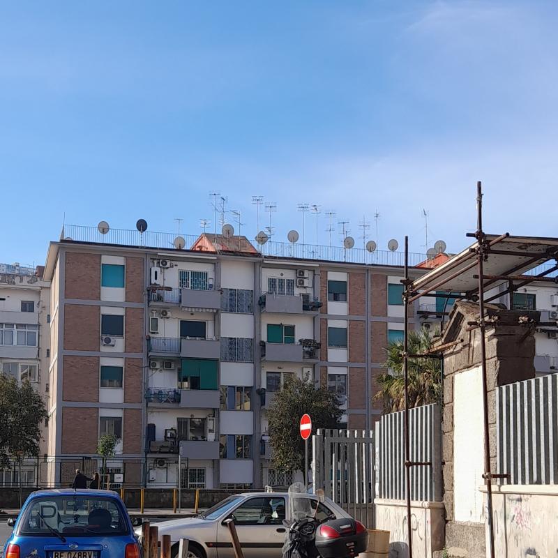 Cielo sereno su fuorigrotta piazza pilastri