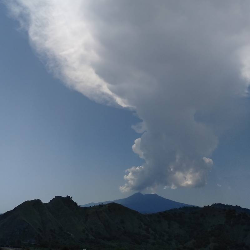 Etna in eruzione. spettacolo della natura.