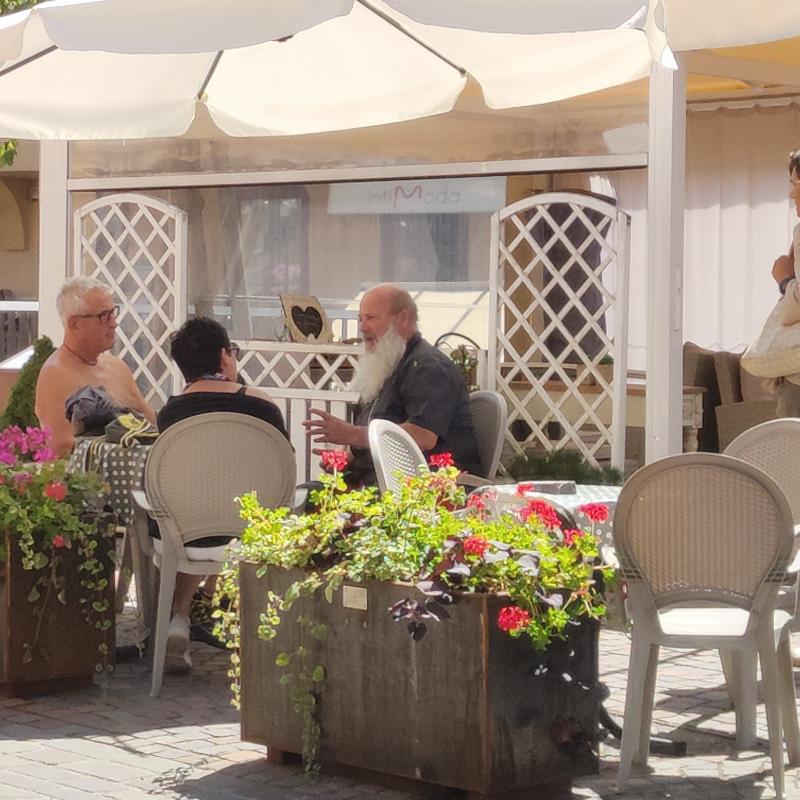 Colazione al bar bianco e aperitivi con pizette