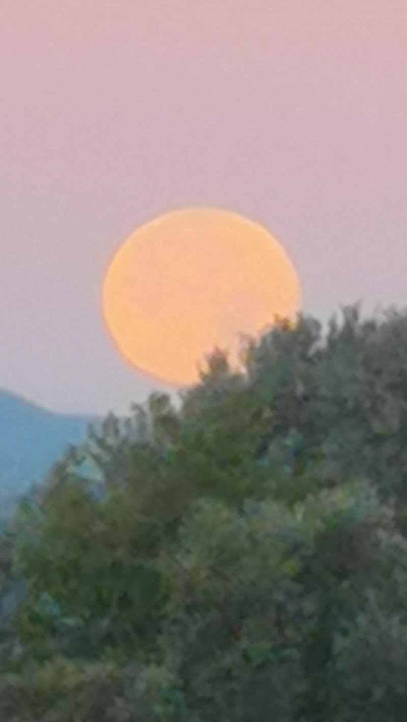 luna piena e molto vicina alle 6 di mattina