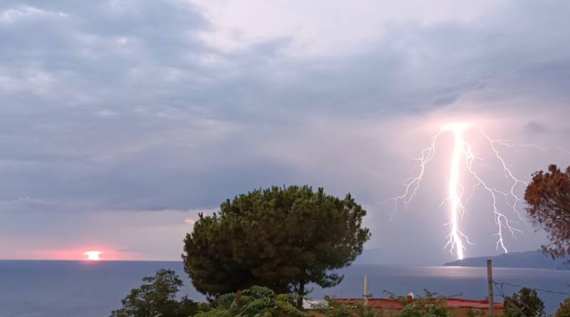 un colpo di fulmine al tramonto