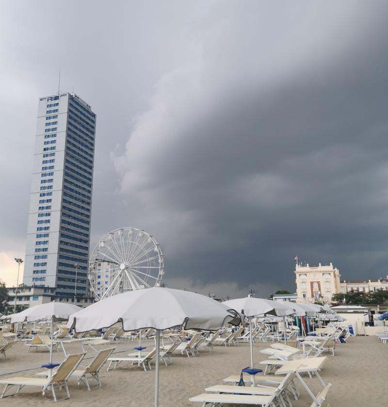 Temporale alle spalle di Cesenatico