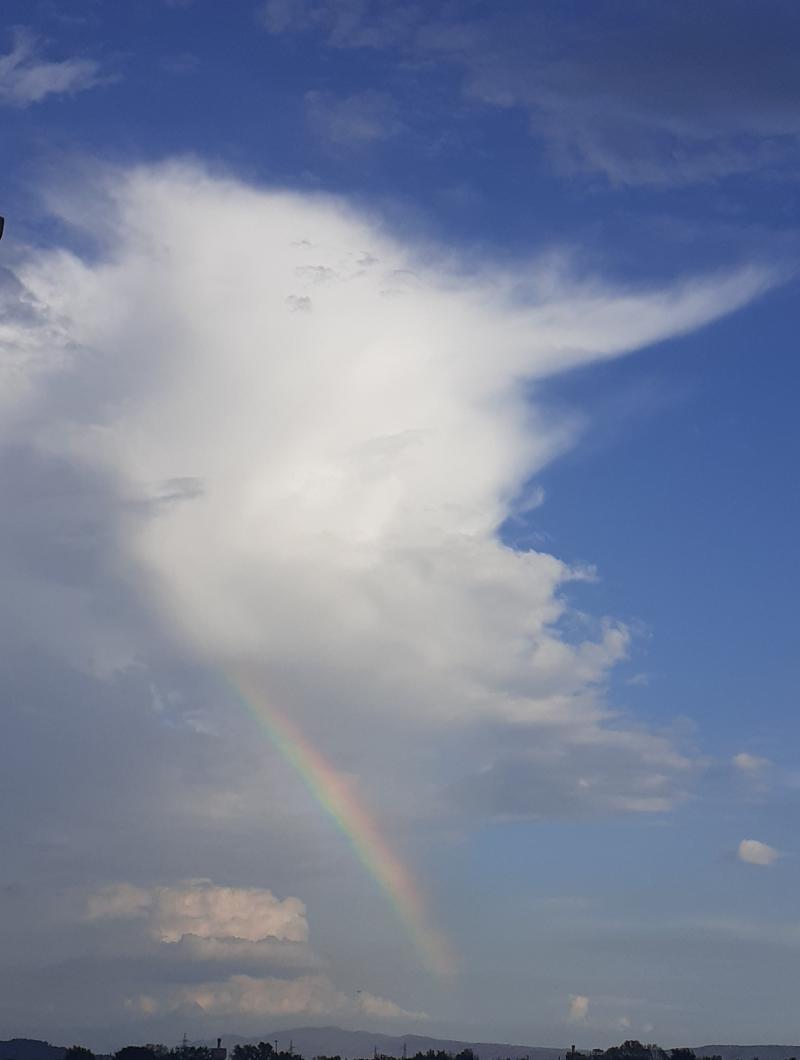 arcobaleno e nuvole