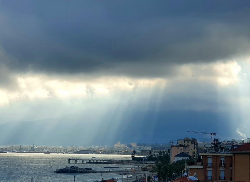 nuvola sul porto di loano