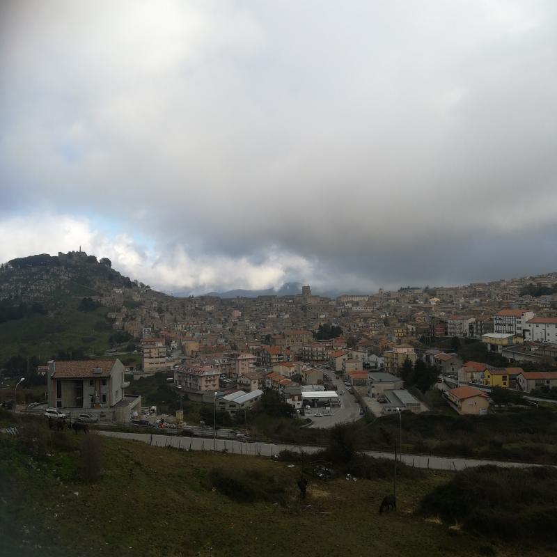 Mistretta cielo poco nuvoloso con possibilita' di piogge.