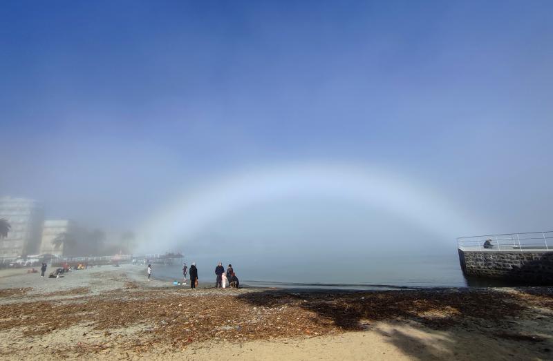 la nebbia dagli irti colli discende al mar
