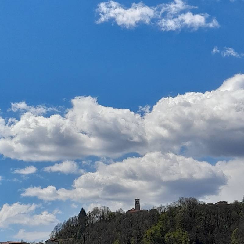 Campanile di flecchia tra le nuvole
