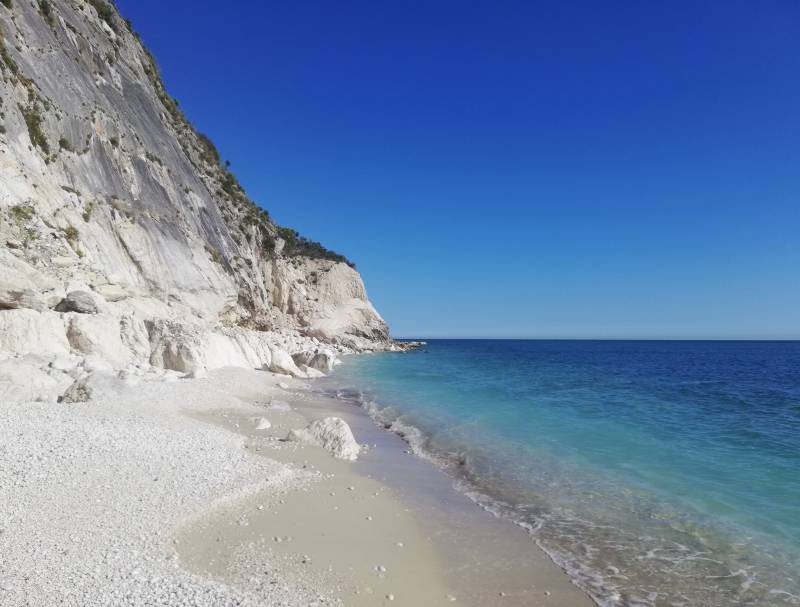 spiaggia dei gabbiani altresi' chiamata la puzzona