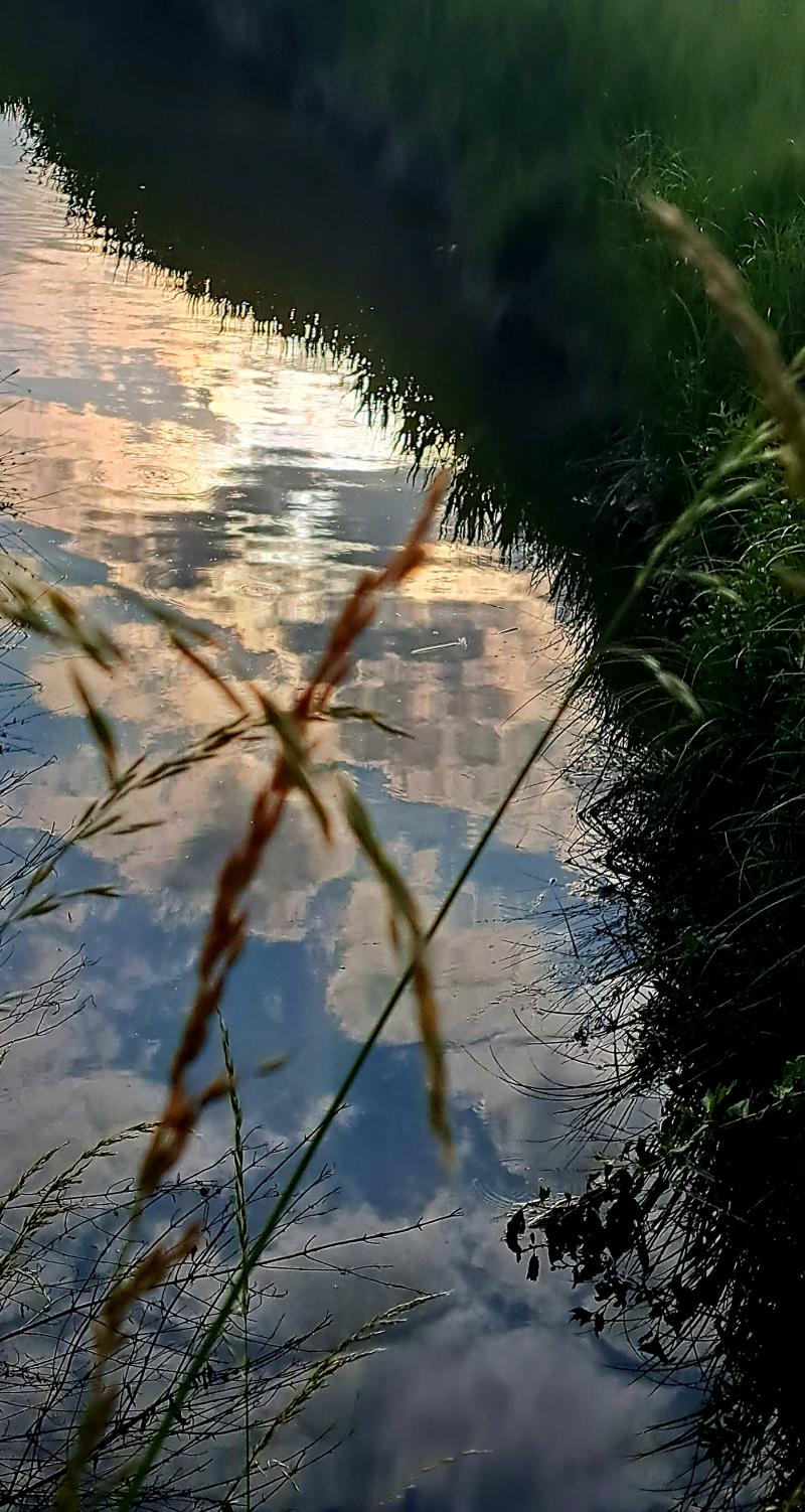 riflesso del cielo nell'acqua