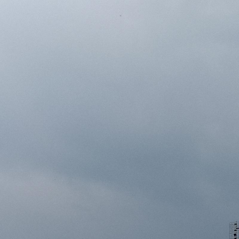 Sole con nuvole da pioggia e temporali