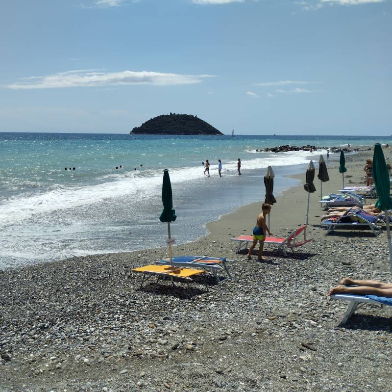 Albenga spiaggia di ponente vista isola gallinara
