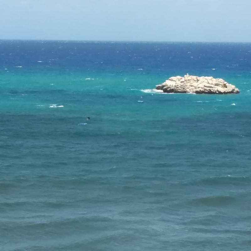 lo scoglio nel mare agitato