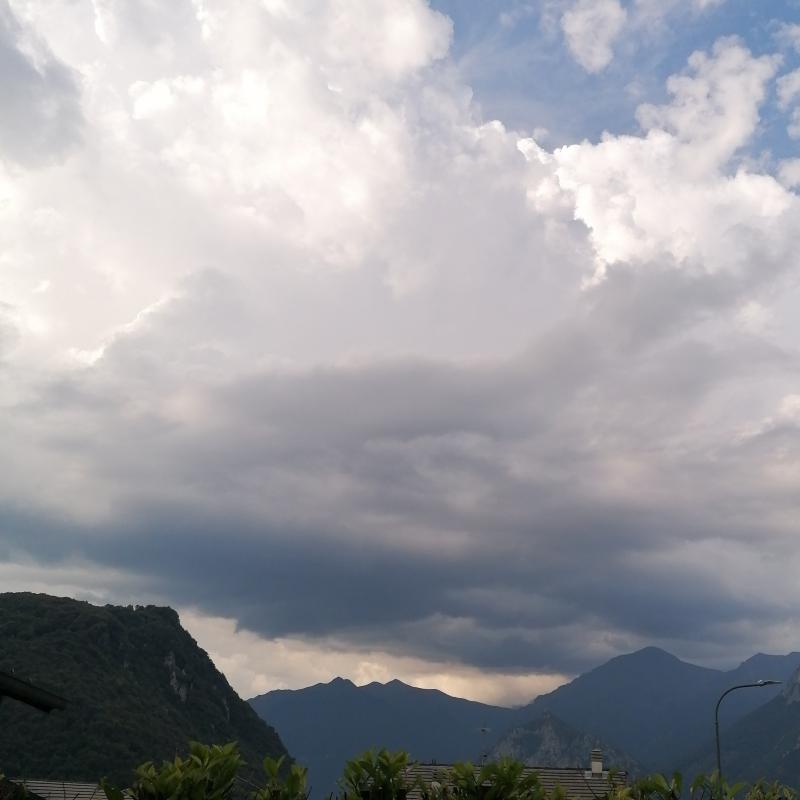 Cielo nuvoloso su Maggio