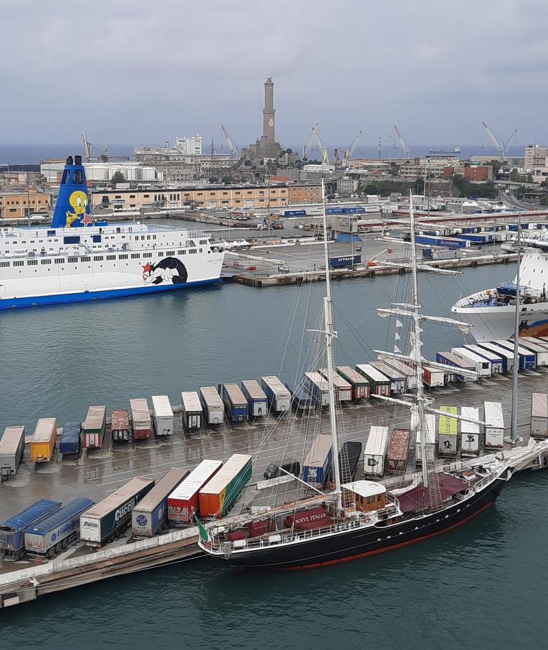 porto di genova sotto la pioggia
