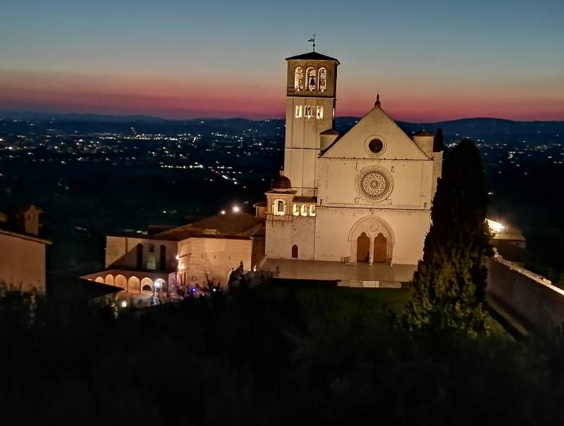 basilica superiore al tramonto