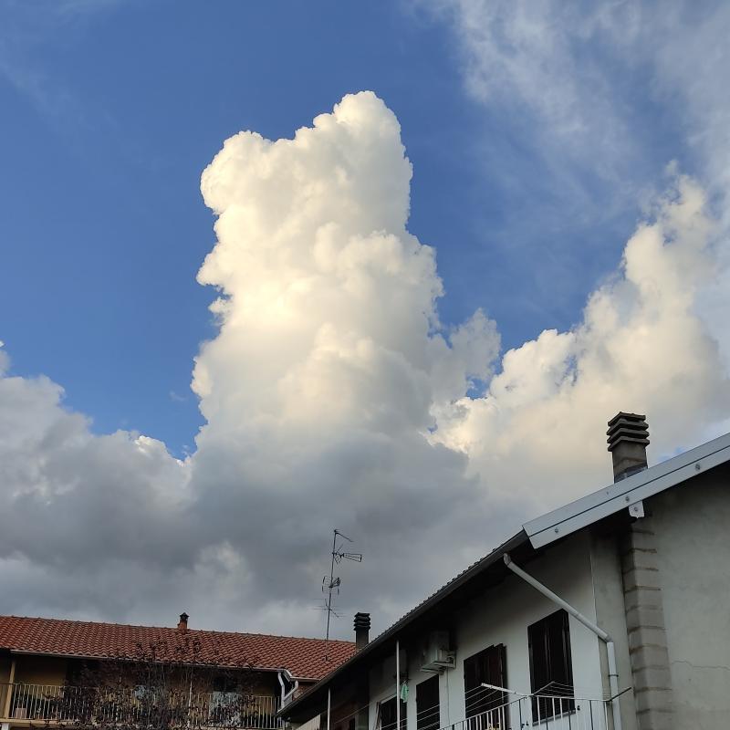 Nuvole sole e pioggia di inizio autunno