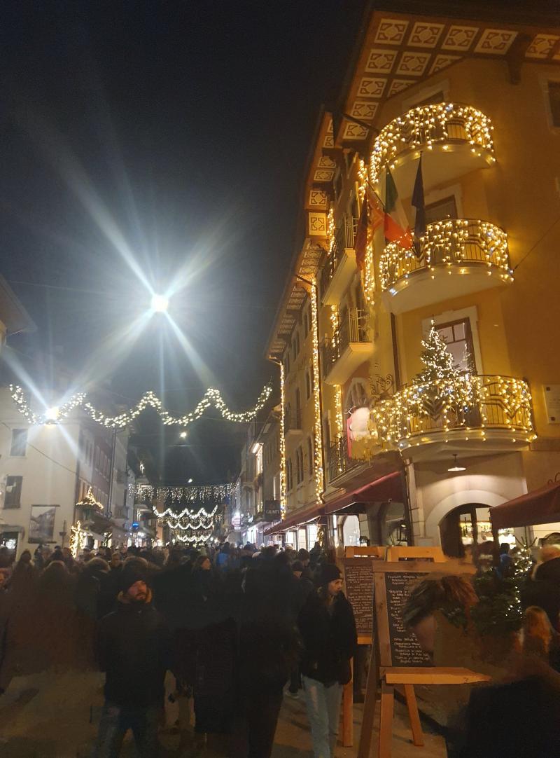 asiago centro bellissimo tutto illuminato e pieno di gente