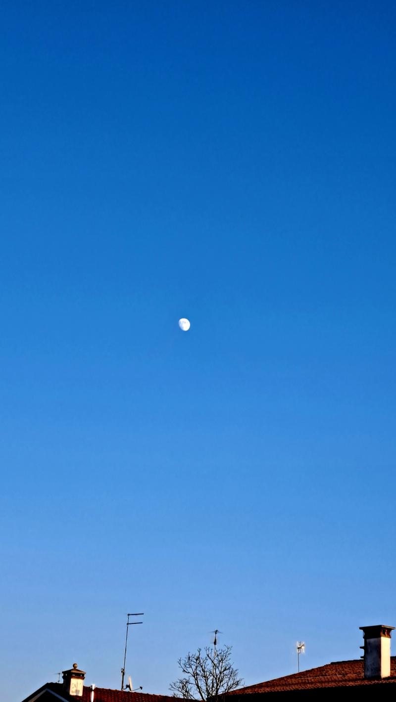 sole e luna nello stesso cielo ma non si incontreranno mai