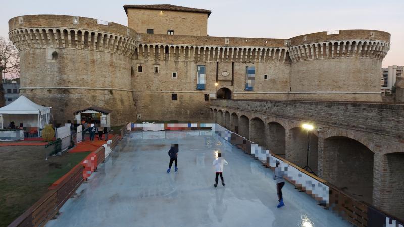la rocca e la pista di ghiaccio
